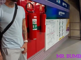 Macho safado se exita na estação de metr0 e se alivia com a puta oferecida ( completo no red e subscrição)